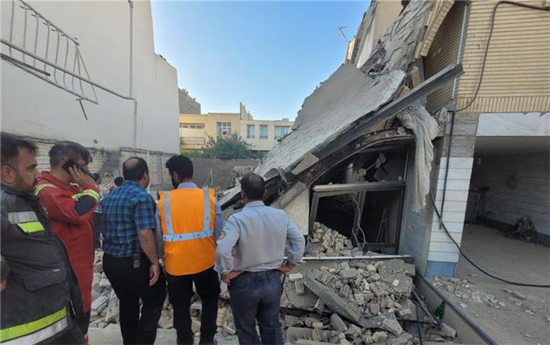 امدادرسانی به محبوسان ساختمان تخریب شده در اصفهان/ مرگ یک دخترخانم ۱۶ساله +تصاویر