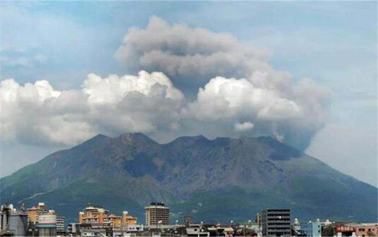 تخلیه ده‌ها نفر به دنبال فوران آتشفشان در ژاپن