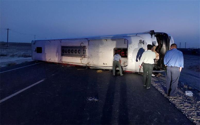 مصدومیت بیست نفر در واژگونی اتوبوس در ابرکوه یزد