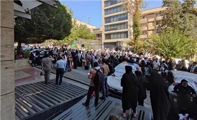 تجمع ایثارگران شرکتی مخابرات مقابل ساختمان یکی از سهامداران +تصاویر