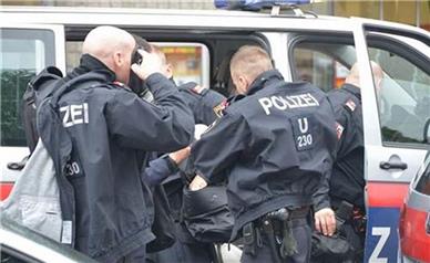 در آلمان: مردی مقابل چشمان پلیس زنی را با تبر کشت